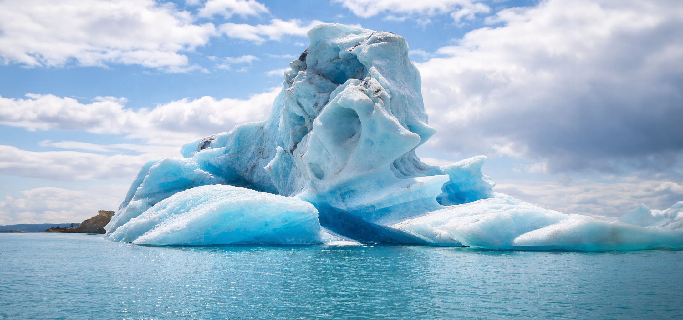 Boat tour viewpoint among icebergs at Jökulsárlón